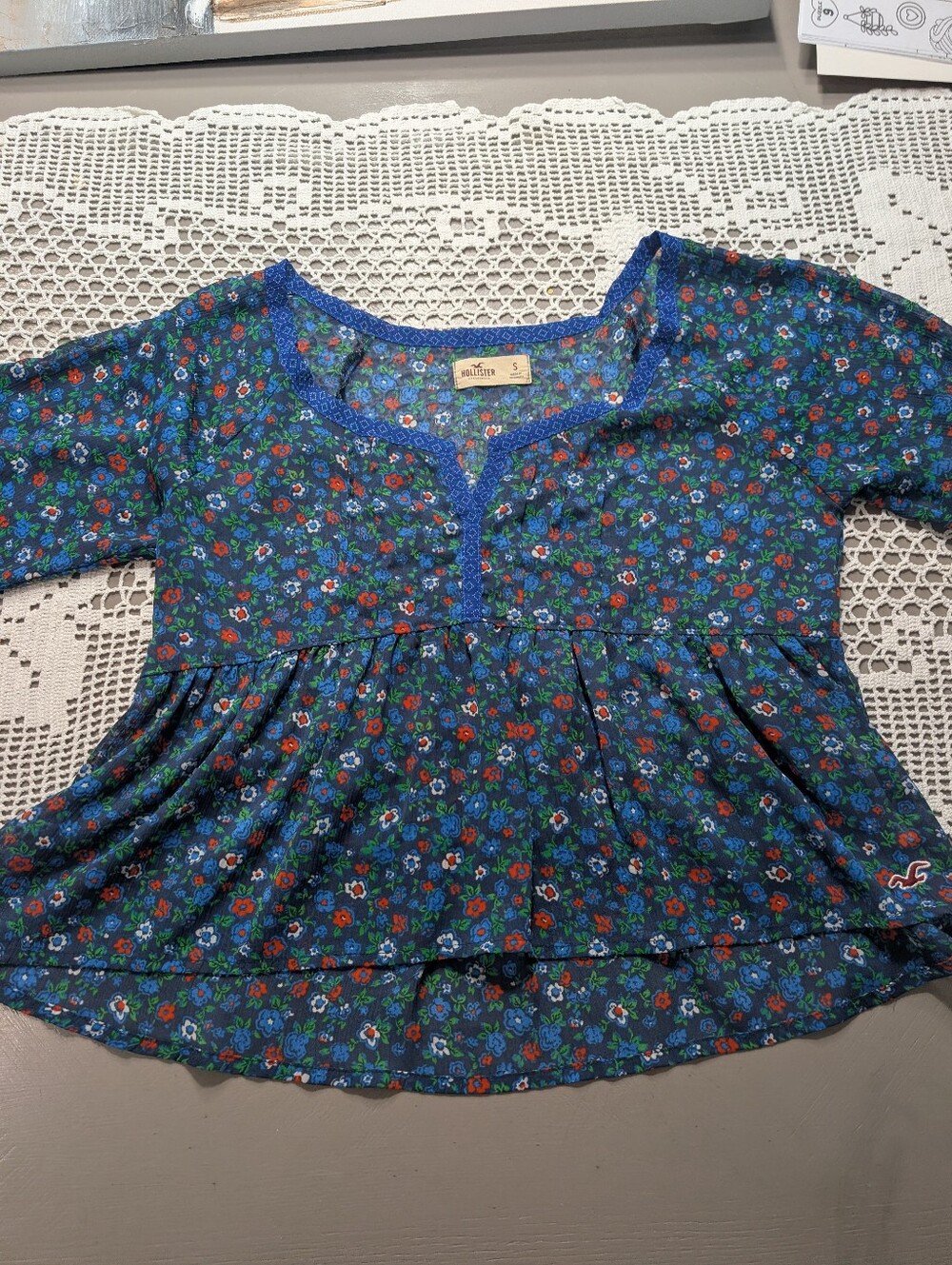 Hollister Blue Floral Peplum Top Women Small Short Sleeve Crochet Trim Scoop
